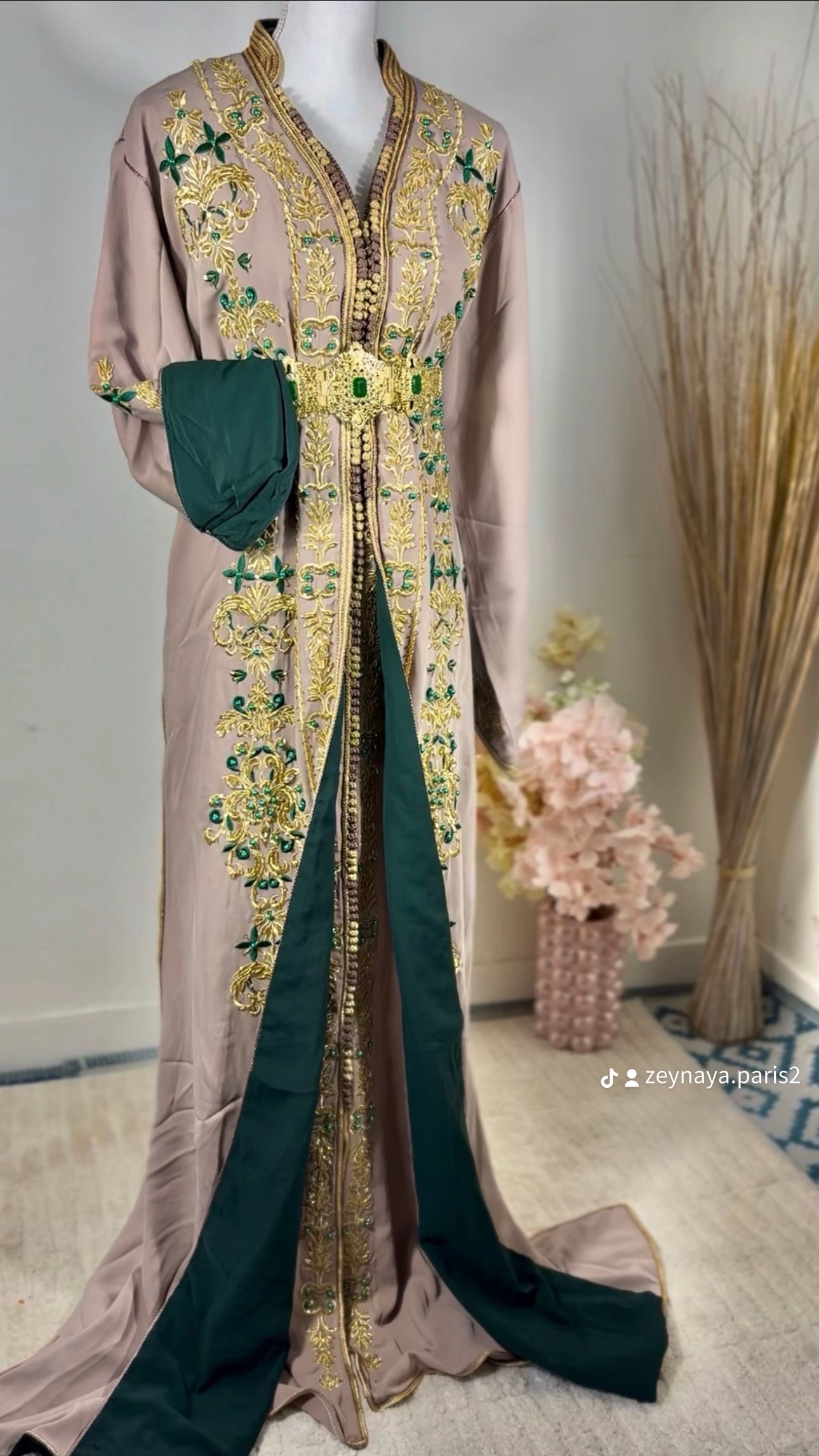Caftan royal “Soraya” Taupe Émeraude — Broderies dorées & pierres