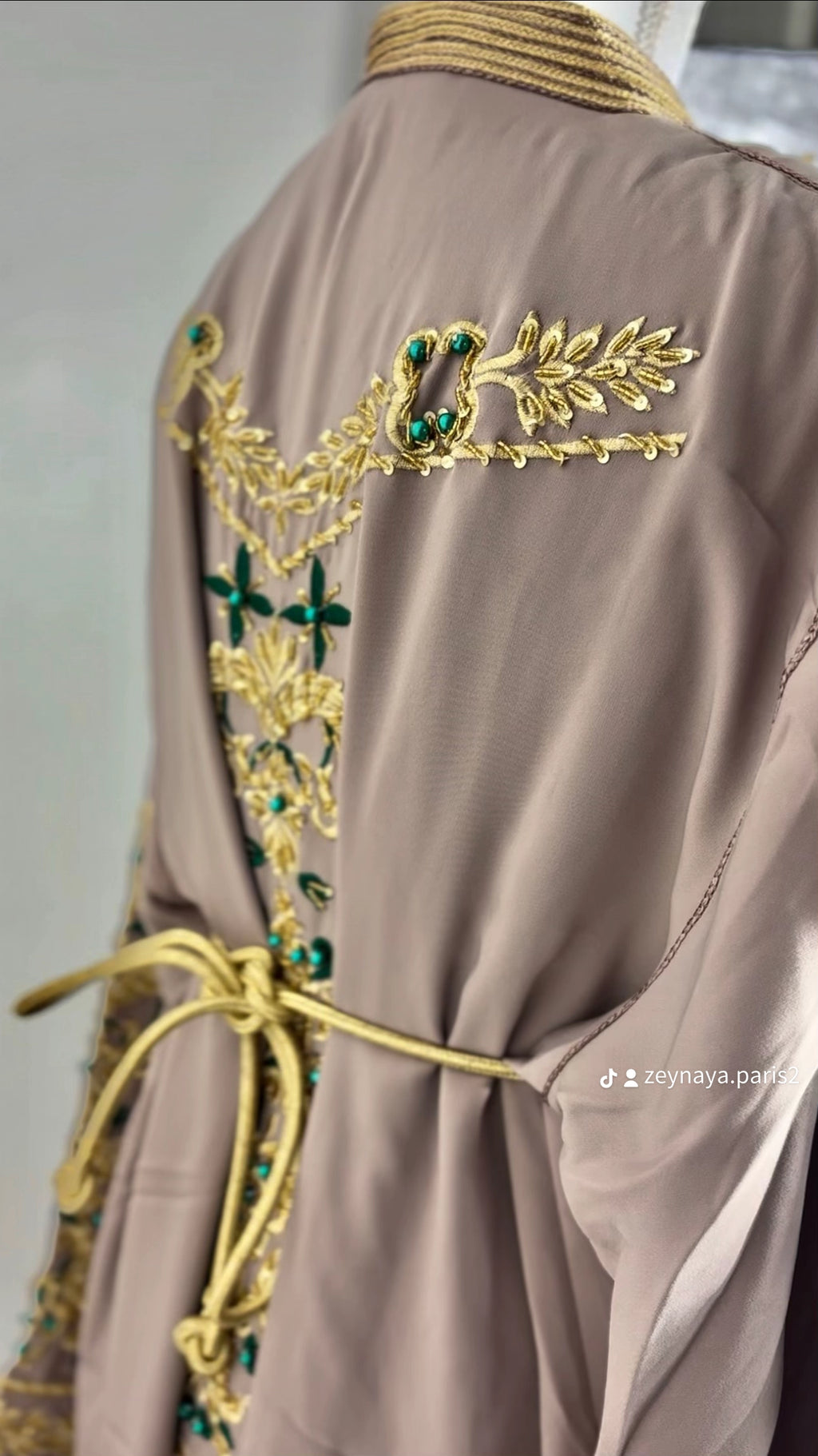 Caftan royal “Soraya” Taupe Émeraude — Broderies dorées & pierres