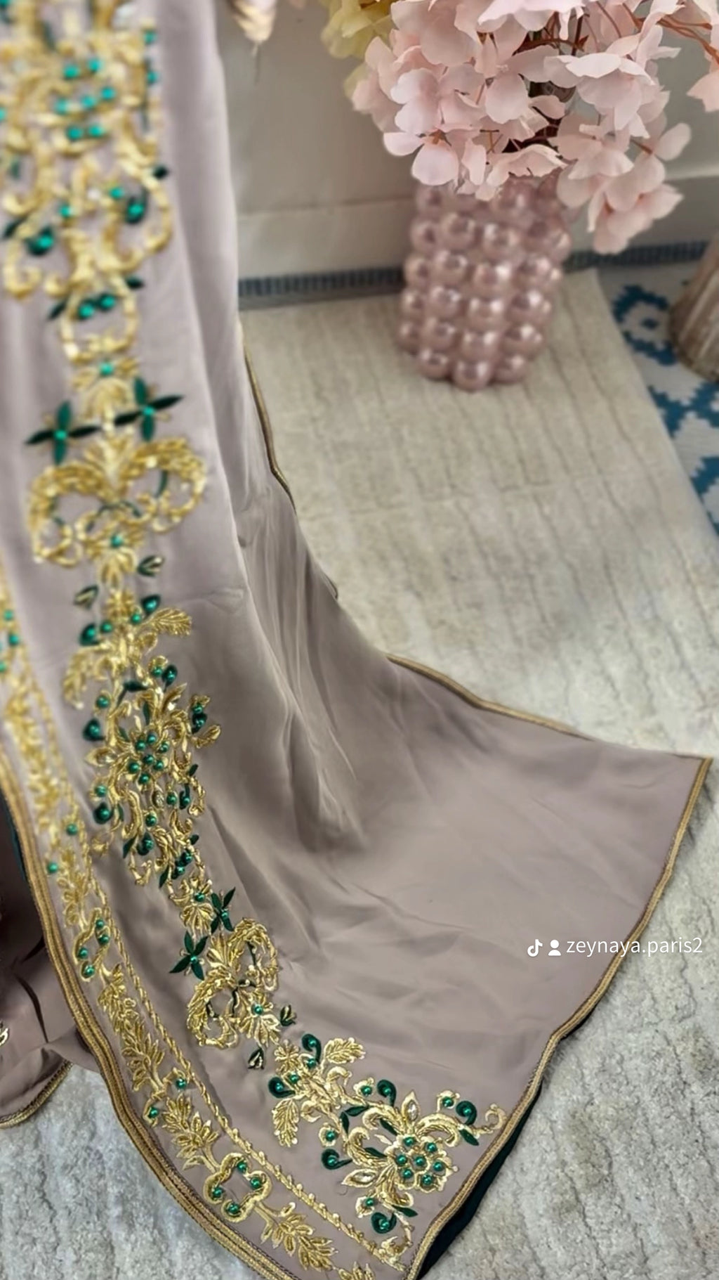 Caftan royal “Soraya” Taupe Émeraude — Broderies dorées & pierres