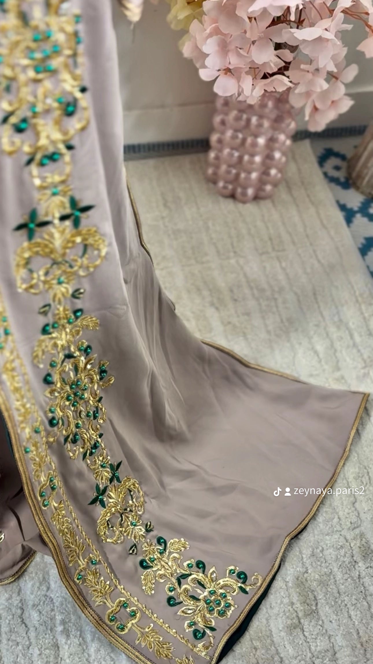 Caftan royal “Soraya” Taupe Émeraude — Broderies dorées & pierres