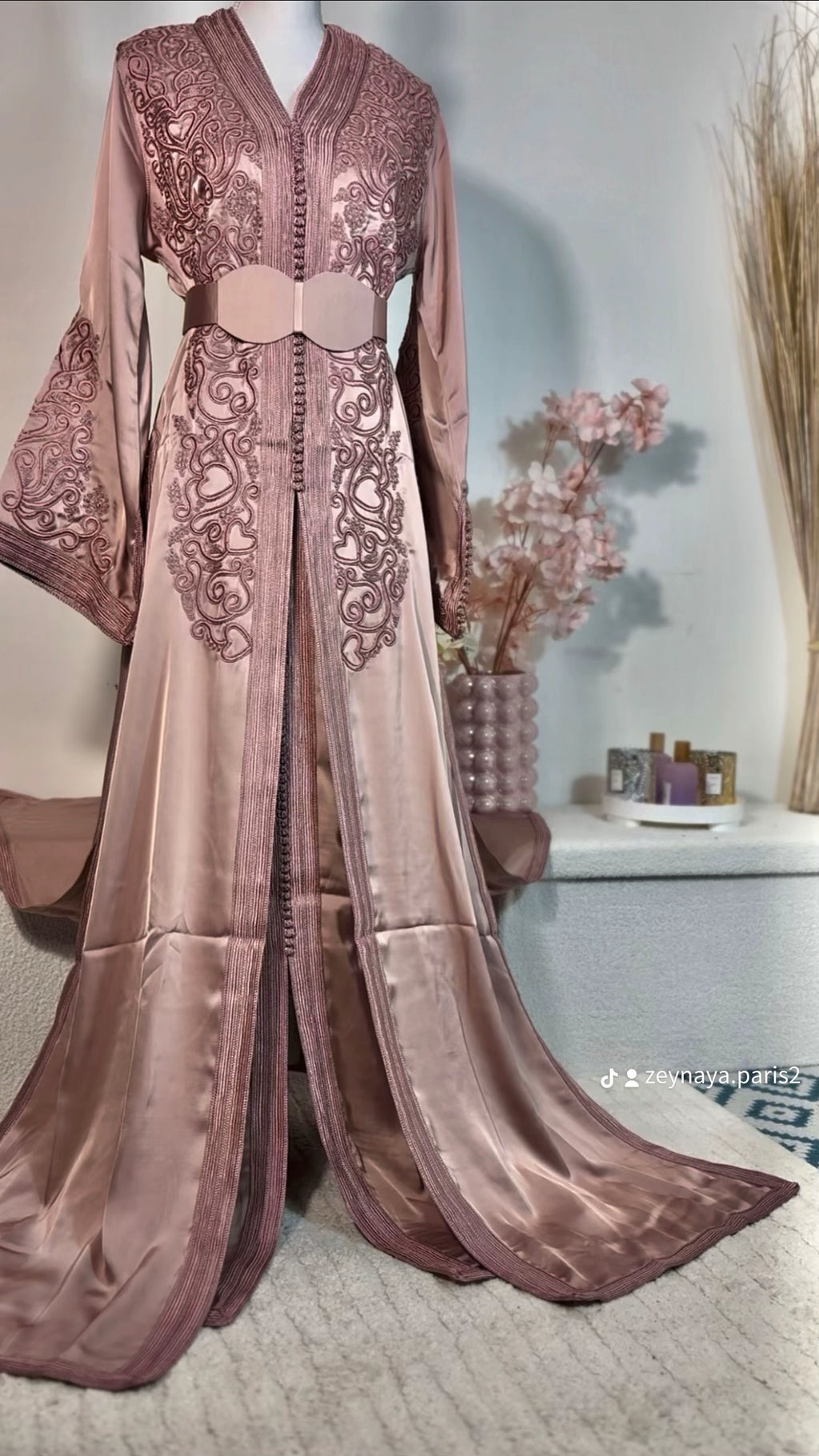 Takchita “Noura” – Or impérial, broderies ton sur ton