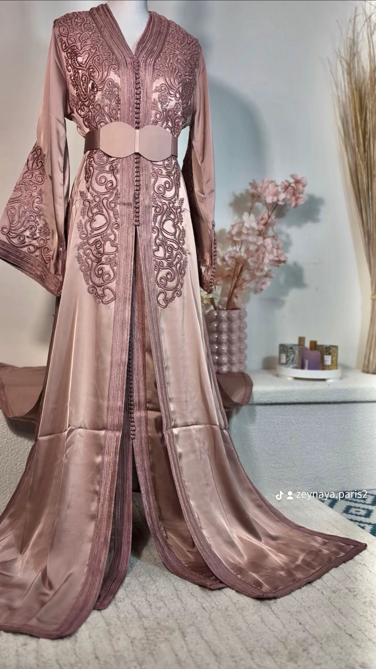 Takchita “Noura” – Or impérial, broderies ton sur ton