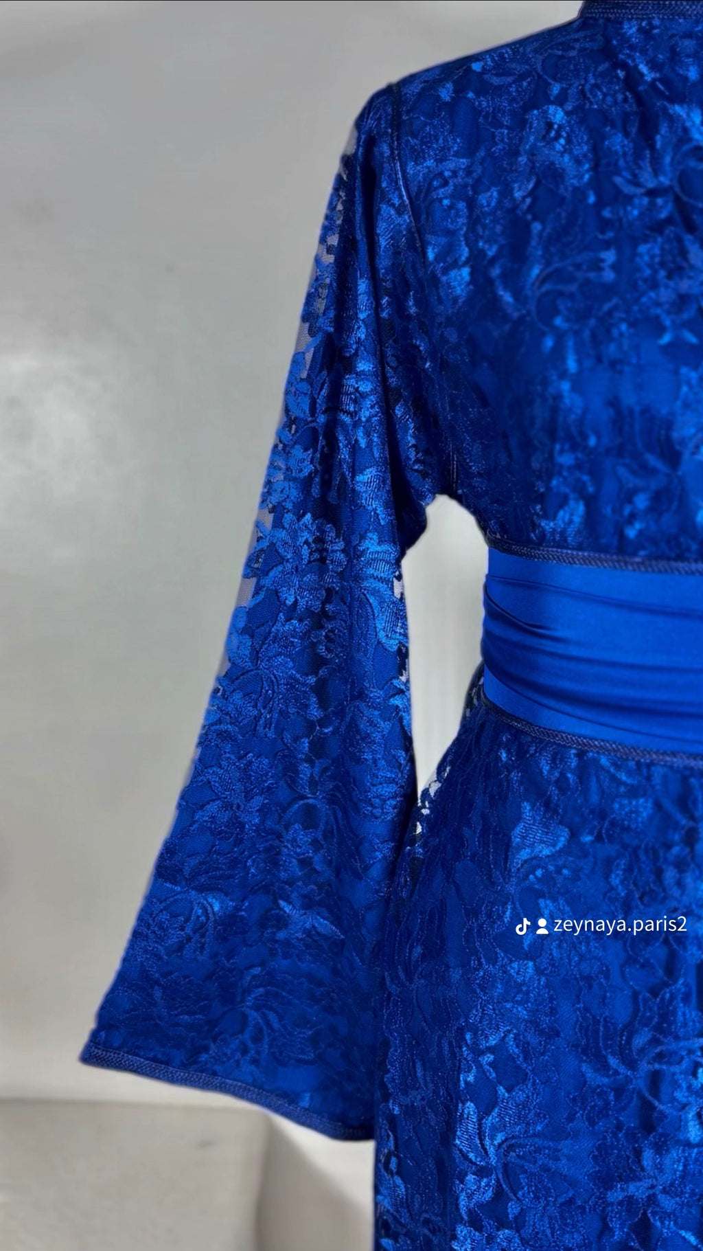 Caftan dentelle bleu royal « Azrak Lumière » — Coupe Sirène