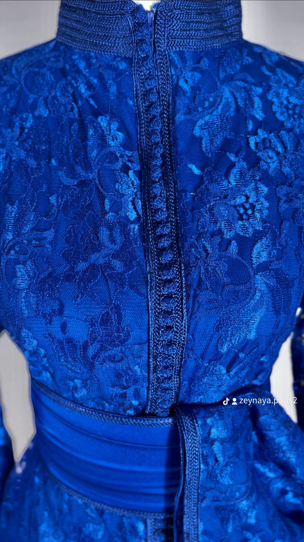 Caftan dentelle bleu royal « Azrak Lumière » — Coupe Sirène
