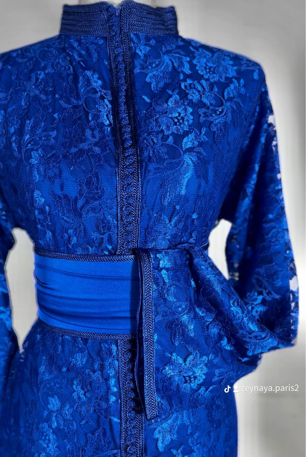 Caftan dentelle bleu royal « Azrak Lumière » — Coupe Sirène