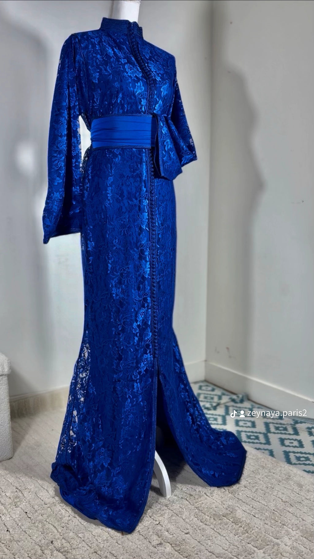 Caftan dentelle bleu royal « Azrak Lumière » — Coupe Sirène