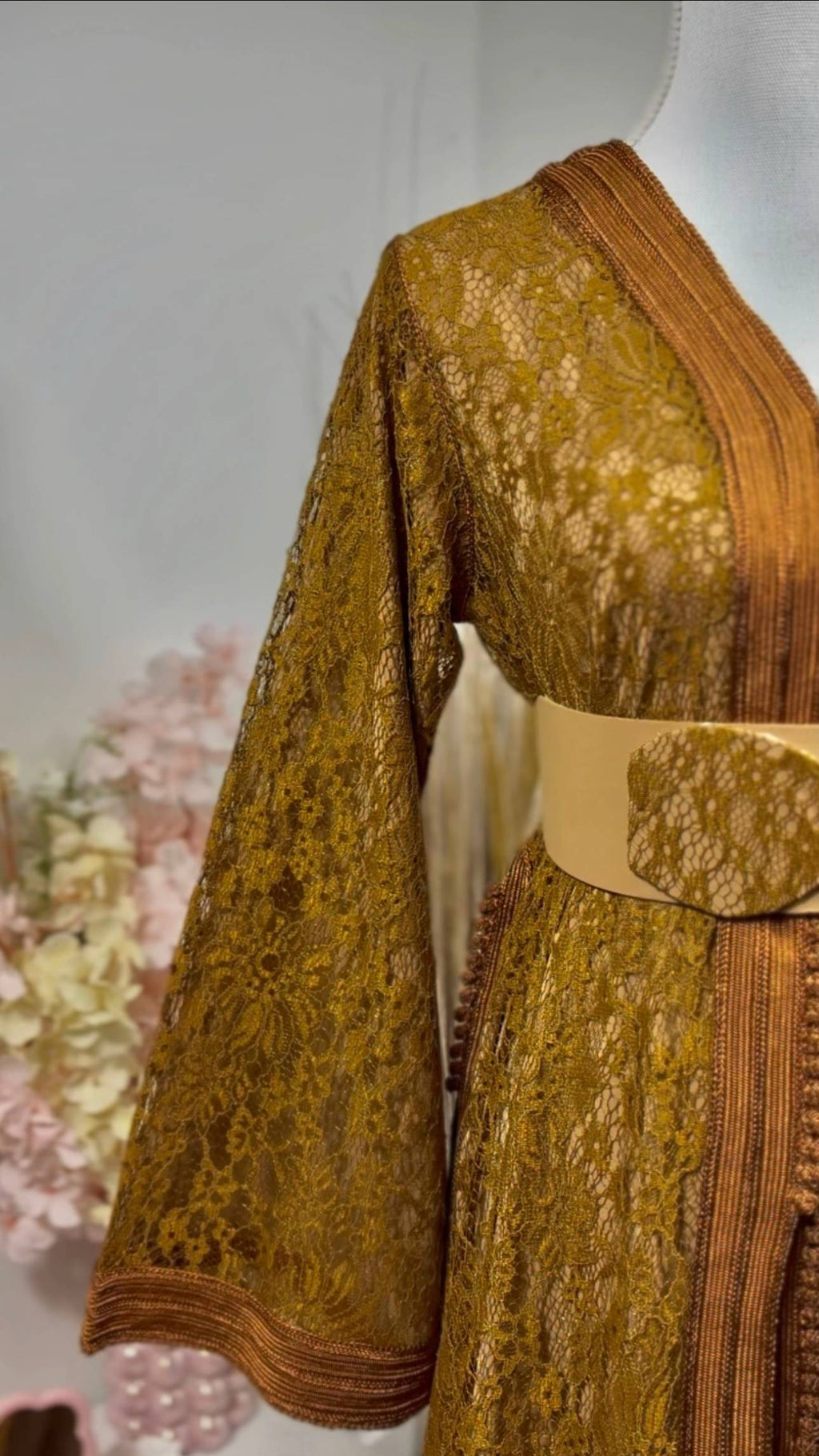 Takchita dentelle safran « Safran Impérial » — Galons cuivrés & ceinture ivoire