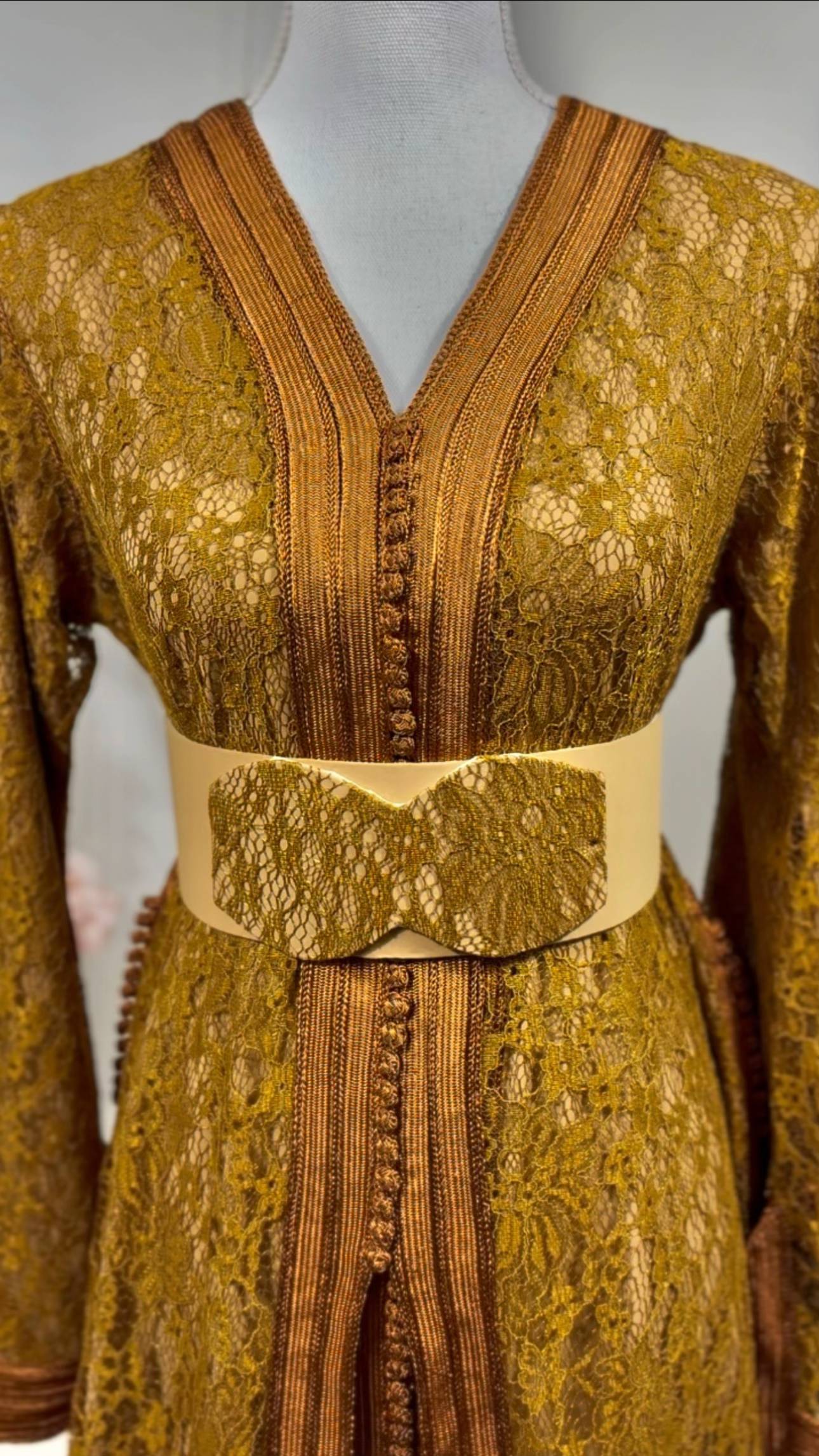 Takchita dentelle safran « Safran Impérial » — Galons cuivrés & ceinture ivoire