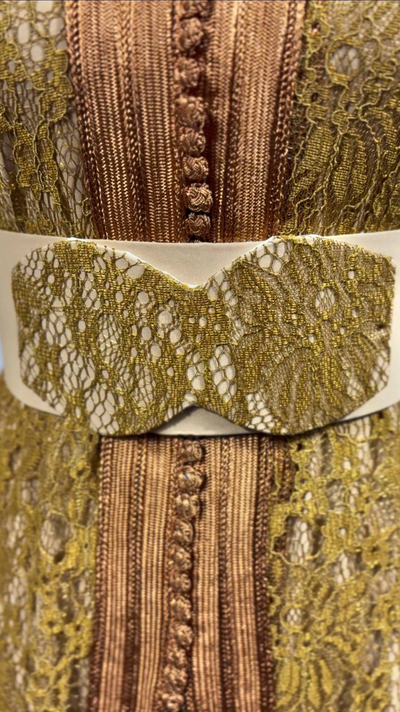 Takchita dentelle safran « Safran Impérial » — Galons cuivrés & ceinture ivoire