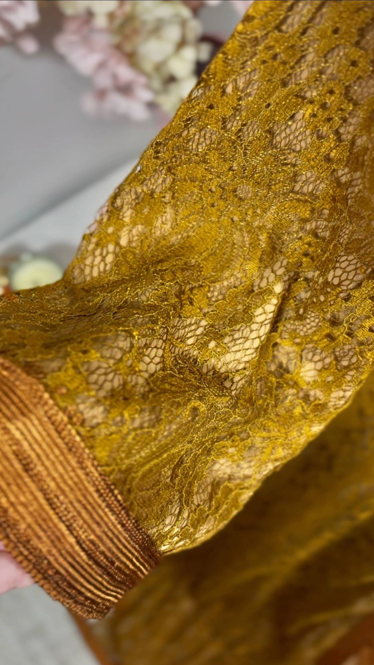 Takchita dentelle safran « Safran Impérial » — Galons cuivrés & ceinture ivoire