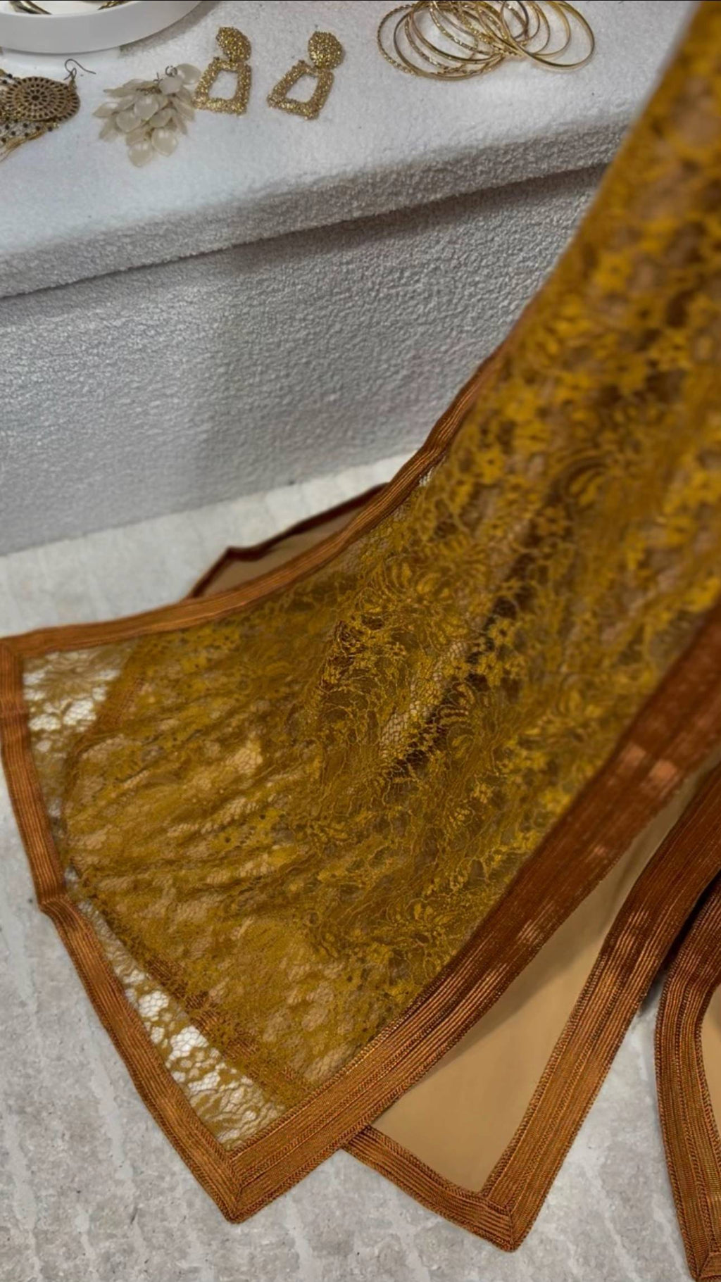 Takchita dentelle safran « Safran Impérial » — Galons cuivrés & ceinture ivoire