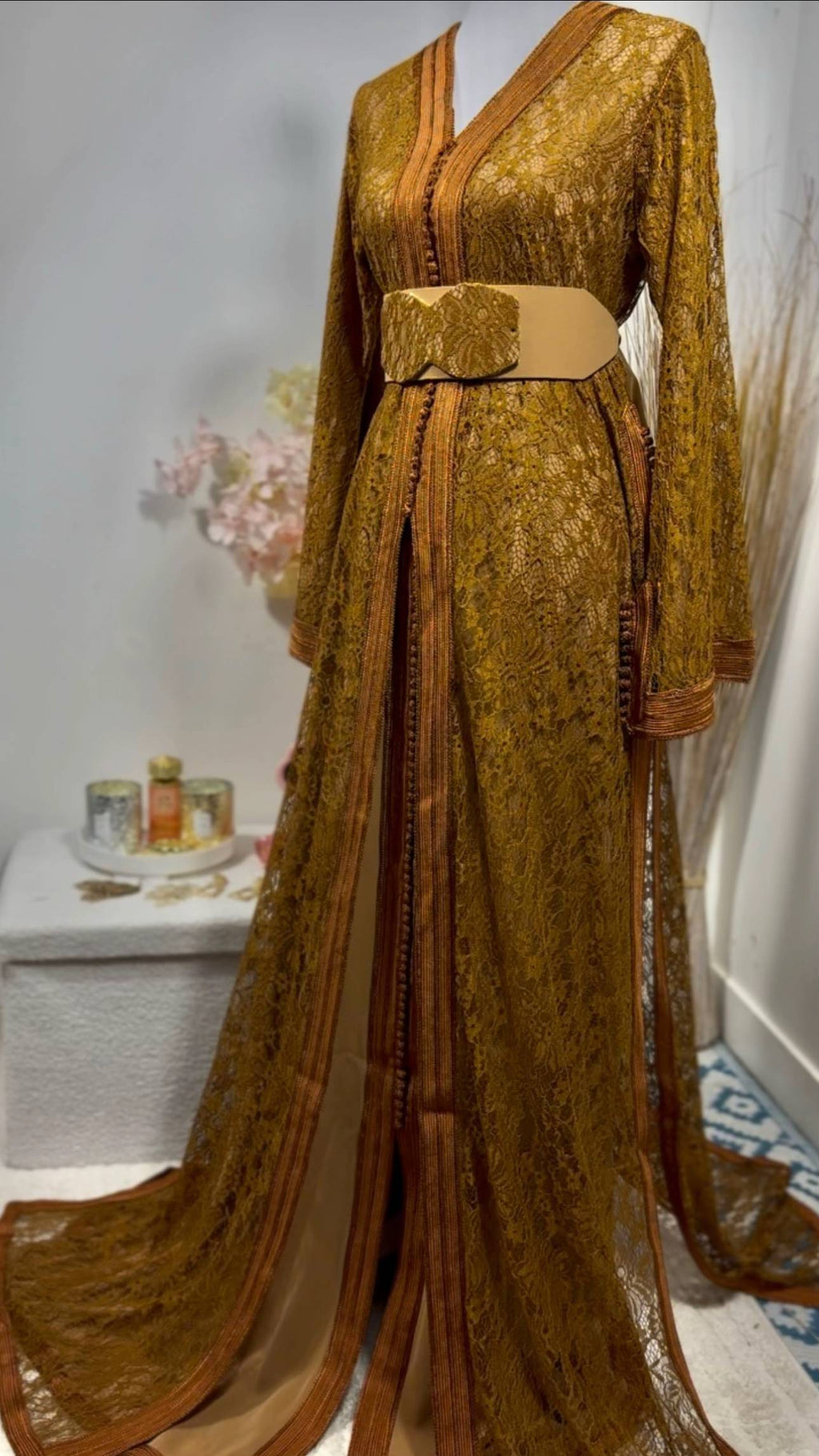 Takchita dentelle safran « Safran Impérial » — Galons cuivrés & ceinture ivoire