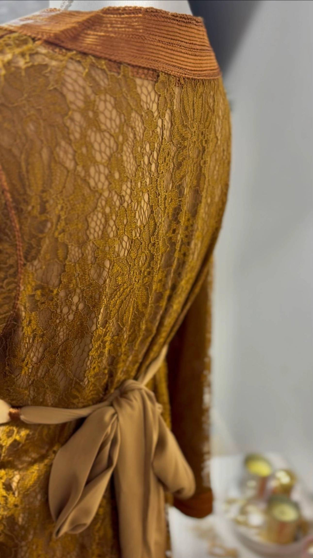 Takchita dentelle safran « Safran Impérial » — Galons cuivrés & ceinture ivoire