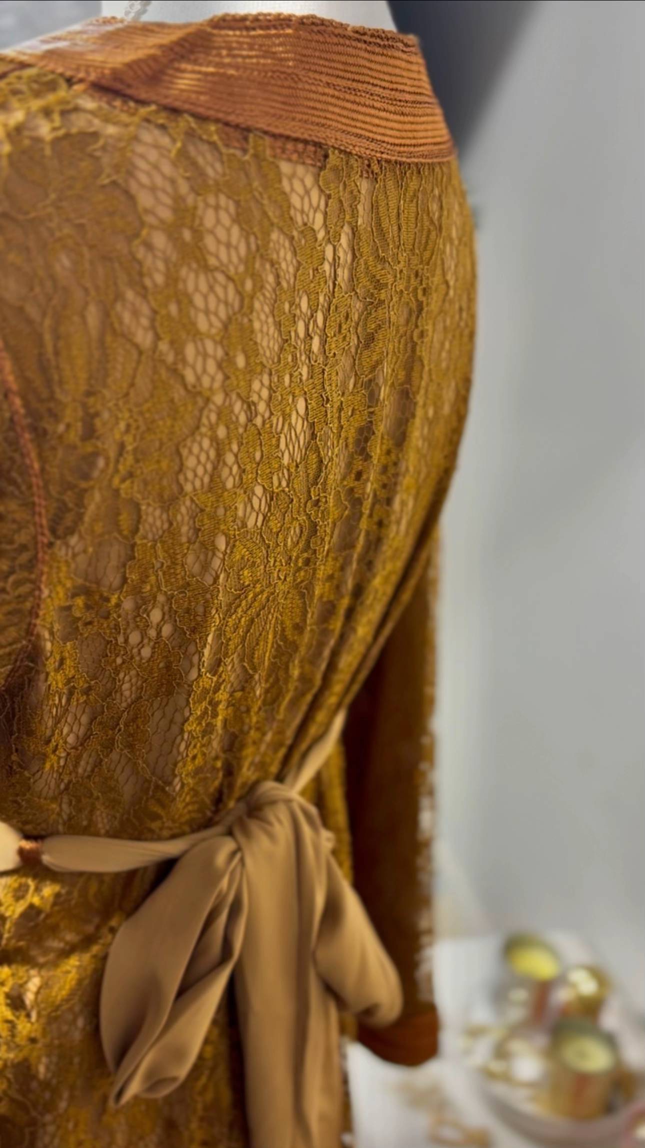 Takchita dentelle safran « Safran Impérial » — Galons cuivrés & ceinture ivoire