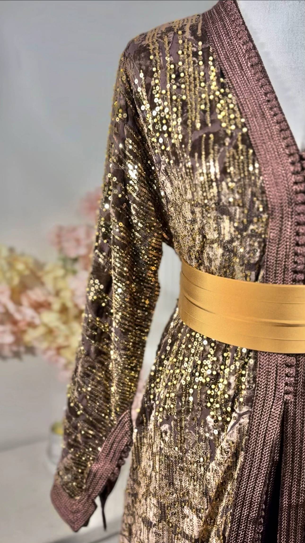 Takchita velours à sequins Chocolat & Or « Orfèvre Nuit » — Ceinture obi bronze