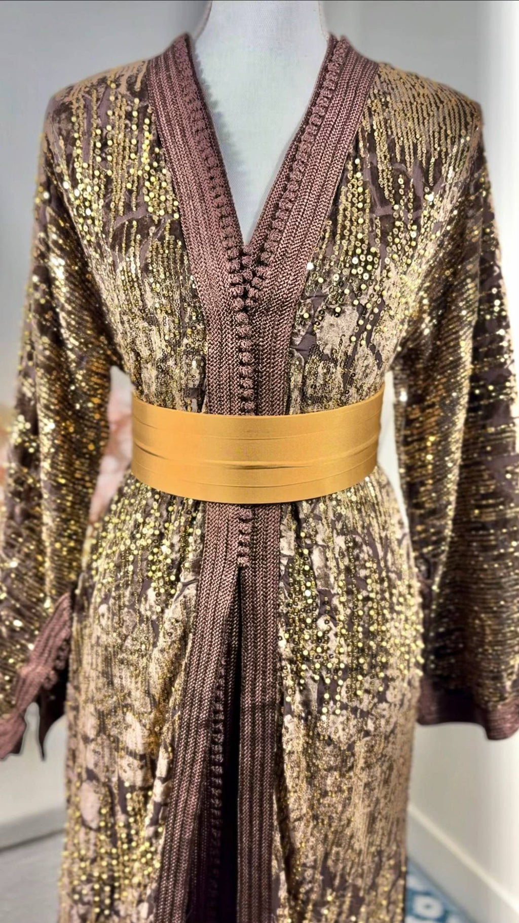 Takchita velours à sequins Chocolat & Or « Orfèvre Nuit » — Ceinture obi bronze