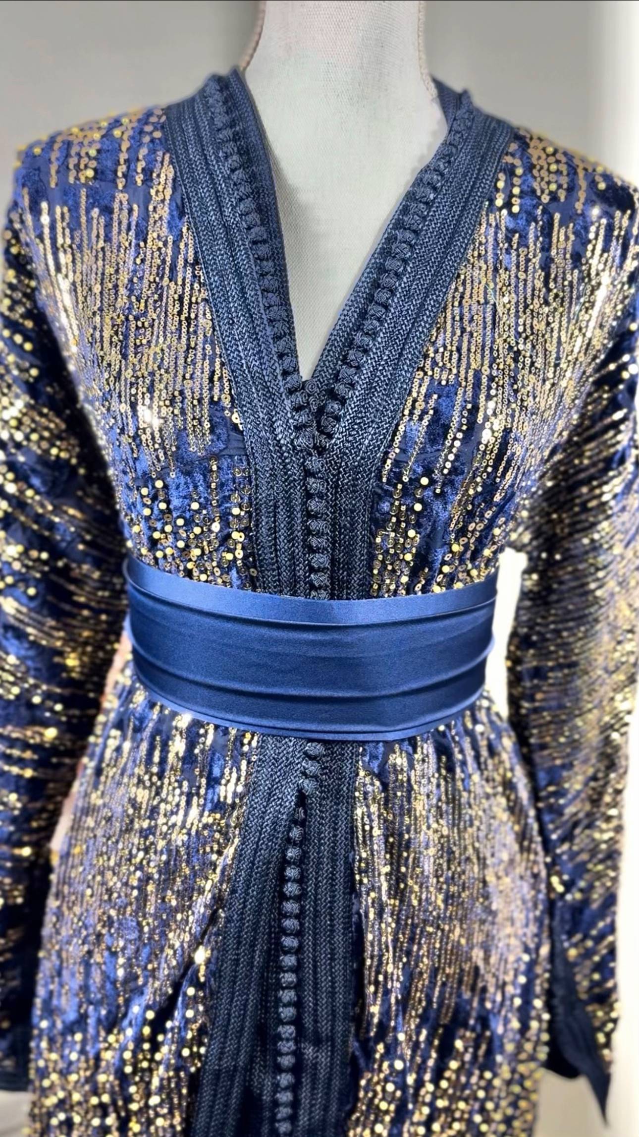 Takchita velours à sequins Bleu Nuit « Nuit Stellaire » — Ceinture obi ton-sur-ton