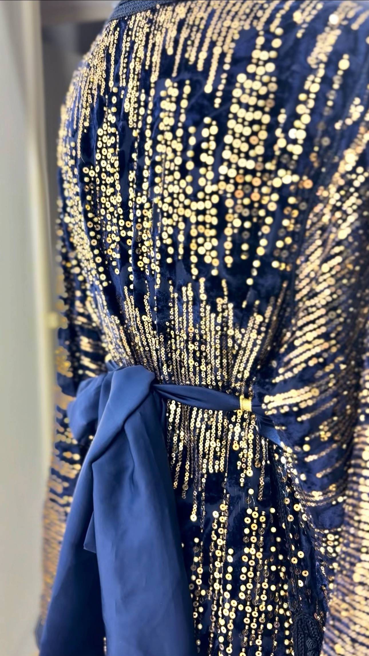 Takchita velours à sequins Bleu Nuit « Nuit Stellaire » — Ceinture obi ton-sur-ton